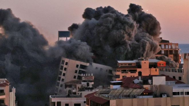 Prédio derrubado por ataque israelense em Gaza