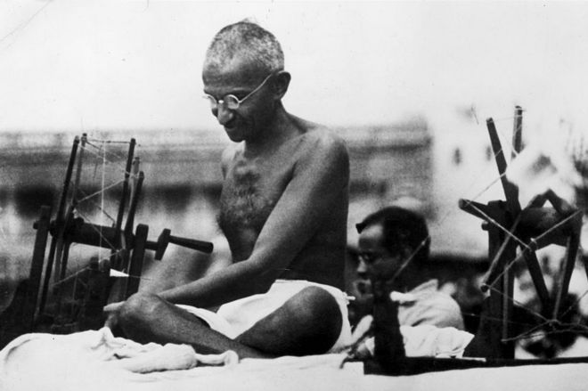 9 июня 1925 года: лидер индийских националистов Махатма Ганди (Мохандас Карамчанд Ганди, 1869–1948) за вращающимся колесом во время демонстрации «Чарли» в Мирзапуре, Уттар-Прадеш.