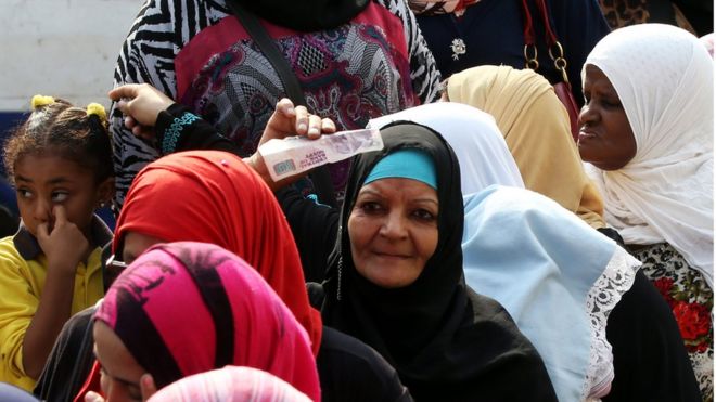 نساء مصريات في طابور على مواد استهلاكية