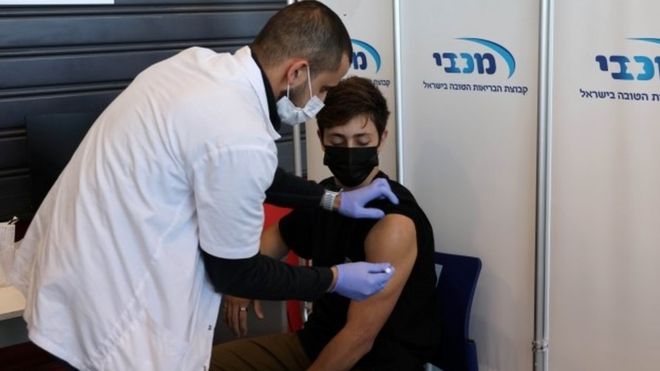이스라엘 당국은 부모 동의 하에 16~18세 학생들에게 접종을 시작했다