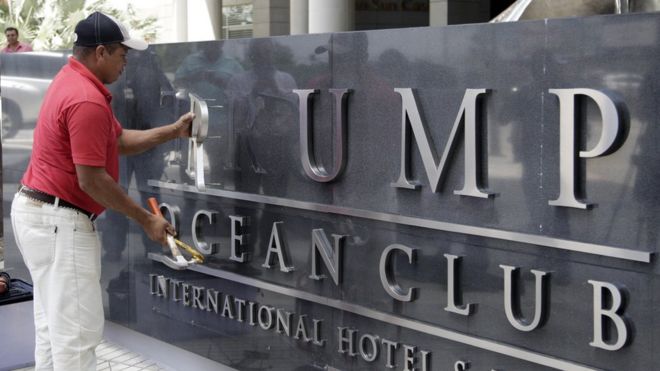 Рабочий меняет табличку Trump Ocean Club Hotel в Панама-Сити, Панама, 5 марта 2018 года
