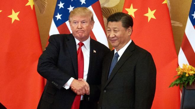 Трамп и Си Цзиньпин пожимают друг другу руки в 2017 году