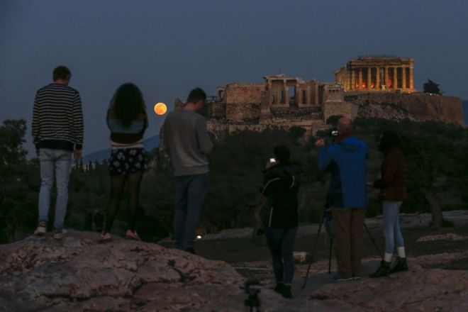 місяць над храмом Парфенон