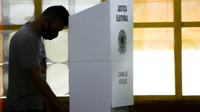 cidadão votando em urna eletrônica