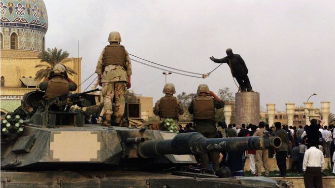 قبل عشرين عاما وفي إبريل 2003 جنود أمريكيون يسقطون تمثال صدام حسين في ساحة الفردوس ببغداد