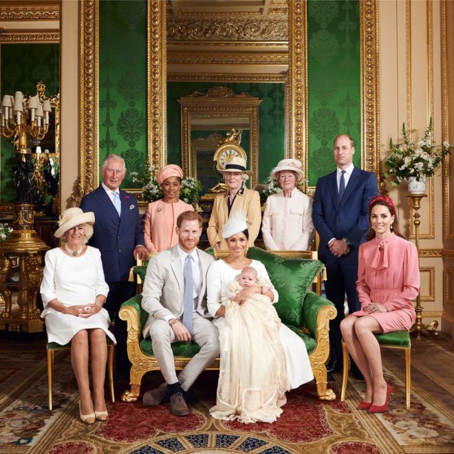 Герцог и герцогиня Сассексская с их сыном Арчи и (слева направо) герцогиней Корнуоллской, принцем Уэльским, Дорией Рагланд, леди Джейн Феллоуз, леди Сарой МакКоркодейл, герцогом Кембриджским и герцогиней Кембриджской в ??Зеленом Гостиная в Виндзорском замке после крещения Арчи.
