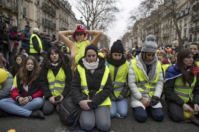 Протестующие принимают участие в минуте молчания во время марша протеста во время женского "Gilets Jaune" (Желтые жилеты) между площадью Бастилии и Республикой, в Париже, Франция, 6 января 2019 года