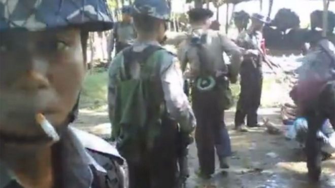 Policías birmanos golpeando civiles
