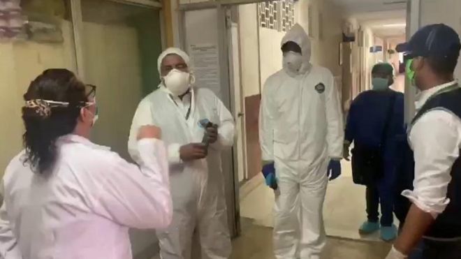Captura del video de Norcka Trujillo reclamndole al personal del Gobierno Regional de Loreto y del Ministerio de Salud de Per
