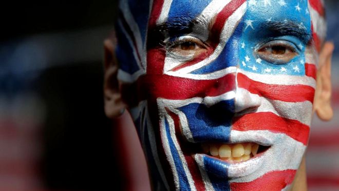 Лицо, раскрашенное в два флага - британский и американский