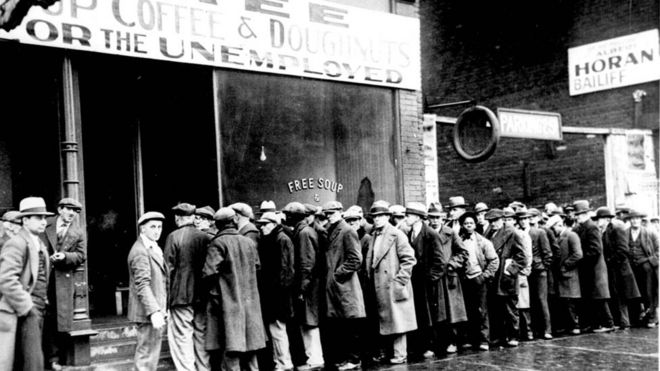 Hombres desempleados hacen cola frente a un comedor comunitario en Nueva York, durante la Gran Depresión.