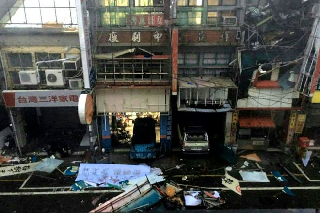 На раздаточном материале, предоставленном правительством округа Тайдун 8 июля 2016 года, показан ущерб, причиненный тайфуном Непартак в округе Тайдун, к юго-востоку от Тайваня