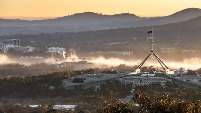 Вид на Канберру с изображением парламента Австралии