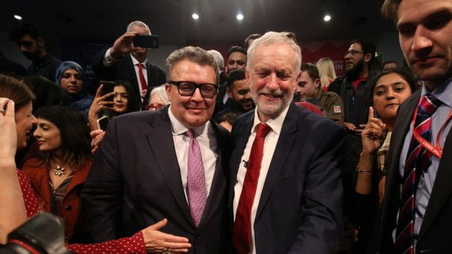 Лидер лейбористской партии Джереми Корбин поздравляется с заместителем лидера Томом Уотсоном в 2017 году