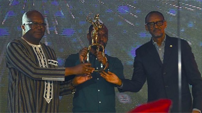 Joël Karekezi a reçu l'Étalon d'or de Yennenga des mains des présidents du Burkina Faso (à gauche) et du Rwanda.