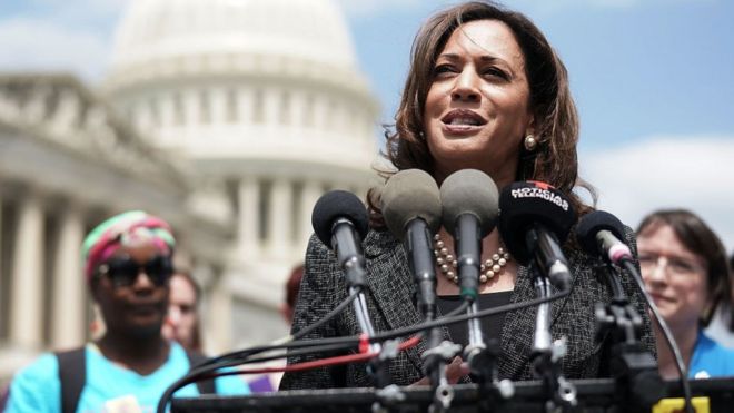 கும்பல் கொலைகளுக்கு எதிராக அமெரிக்காவில் புதிய மசோதாவை அறிமுகப்படுத்தும் மூன்று செனட்டர்களில் ஒருவரான கமலா ஹாரிஸ்.