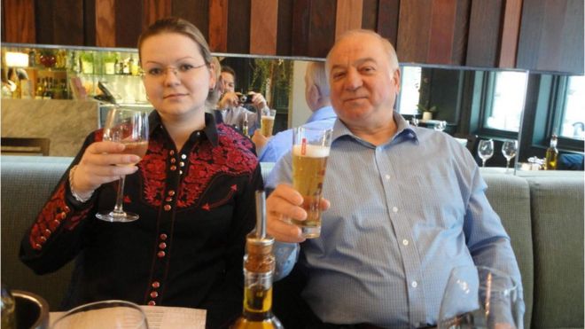 Юлия и Сергей Скрипаль поднимают бокалы в пабе