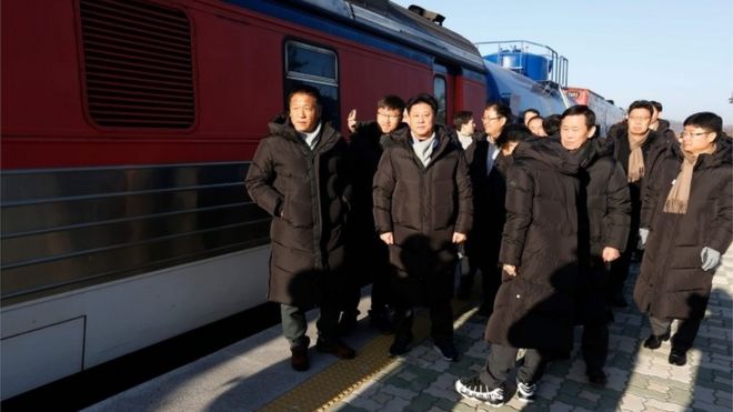 Южнокорейские специалисты стоят возле поезда на станции Паджу (30 ноября 2018 г.)