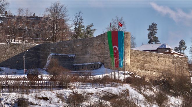 Şuşa qalası Azərbaycan bayrağı