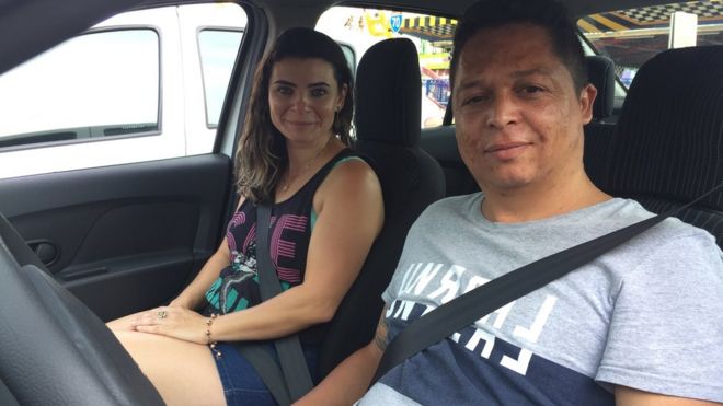 O casal Rafaela Machado e Elisangelo Sena dividem o carro para fazer, cada um, jornadas de 12 horas diárias em aplicativos de transporte, como Uber e 99