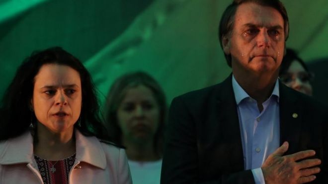 Janaína Paschoal ao lado de Jair Bolsonaro em convenção partidária no Rio