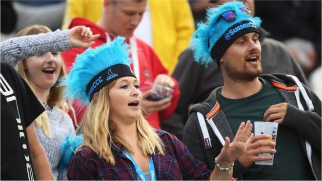 Поклонники наслаждаются атмосферой во время матча по крикету между Суссекс Шаркс и Миддлсекс