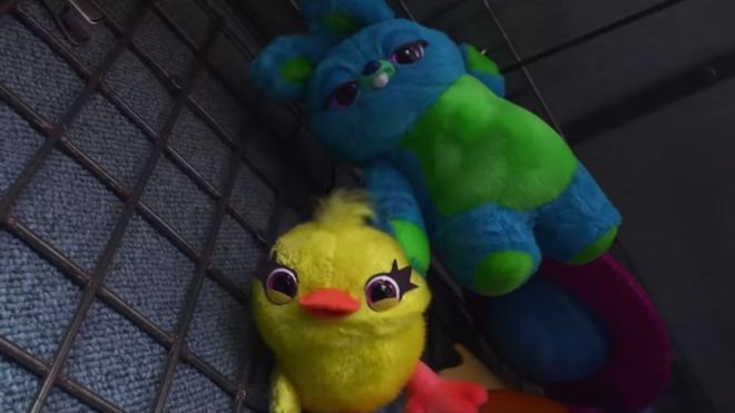 'Ducky' и 'Bunny' в сцене из Toy Story 4
