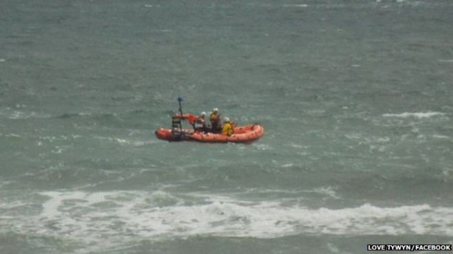 Команды RNLI также были вовлечены в спасение