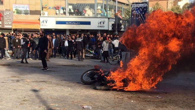 بسیاری از شهرهای ایران شاهد اعتراض های گسترده به افزایش بهای بنزین بودند