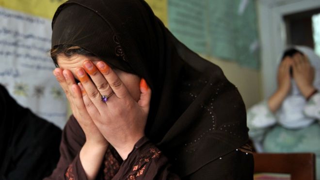 Файл фото: Женщина позирует портрету в приюте для афганских женщин