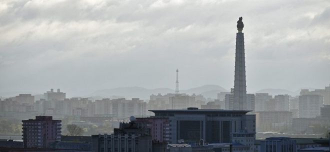 Чучхе возвышается над Пхеньяном, Северная Корея (изображение файла)