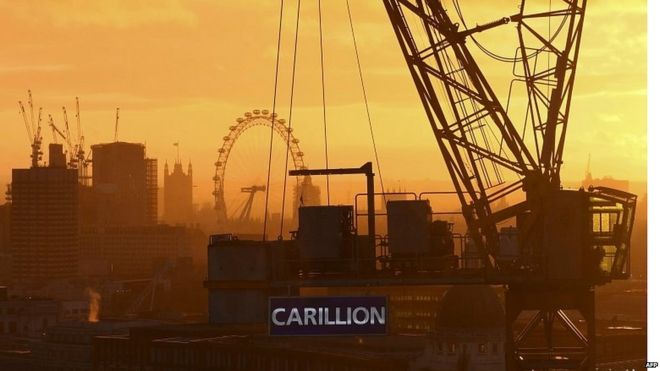 Строительный кран в центре Лондона с надписью Carillion