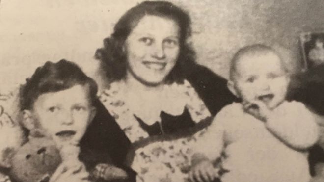 Криста Нолти в детстве с мамой и братом