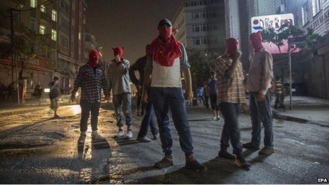 Маскированные антиправительственные демонстранты в Стамбуле