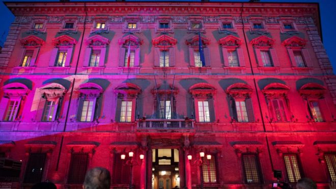Здание итальянского Сената, известное как Палаццо Мадама, 25 ноября 2019 горит красным светом.