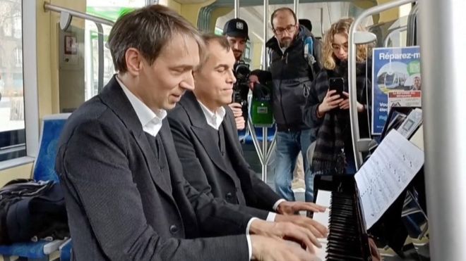 pijanisti sviraju klavir u tramvaju u francuskoj