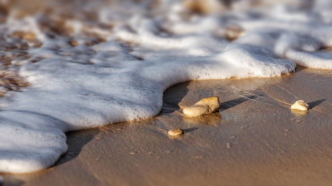 நுரை தள்ளும் மெரினா கடற்கரை; அச்சப்படும் மக்கள் - காரணம் என்ன?