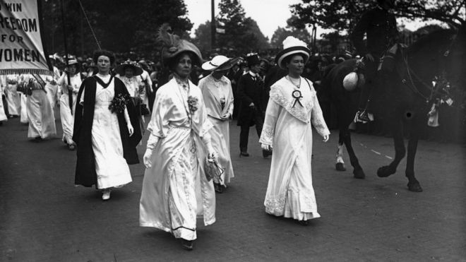 Ведущая суфражистка Эммелина Панкхерст (спереди слева) проводит парад через Лондон, причем все протестующие одеты в белое 11 июня 1911 года