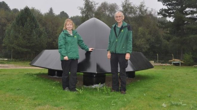 Оливия Инглиш и Найджел Тернер со скульптурой НЛО в лесу Рендлшем