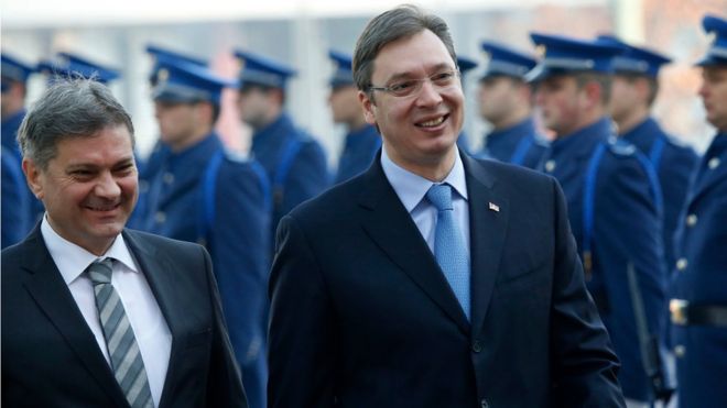 Премьер-министр Сербии Александр Вучич (справа) в сопровождении председателя Совета министров Боснии Дениса Звиздича