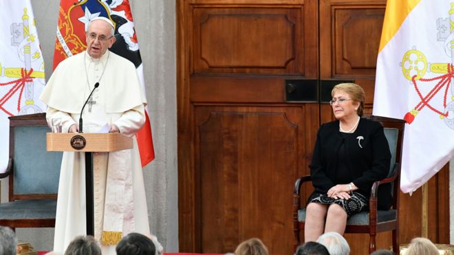Papa Francisco dando su discurso ante la presidenta Bachelet en La Moneda.