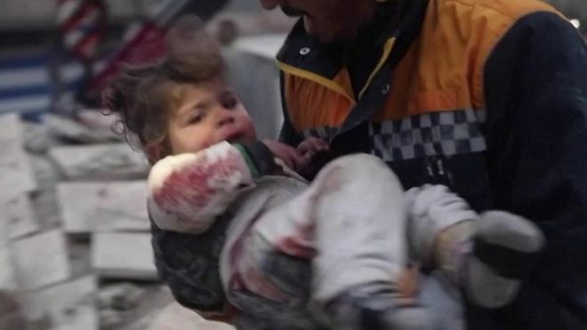 نجح فرق الإنقاذ في انتشال طفل من بين الأنقاض بعد الزلزال المدمر الذي ضرب منطقة شاسعة في جنوب شرقي تركيا، بالقرب من الحدود السورية.