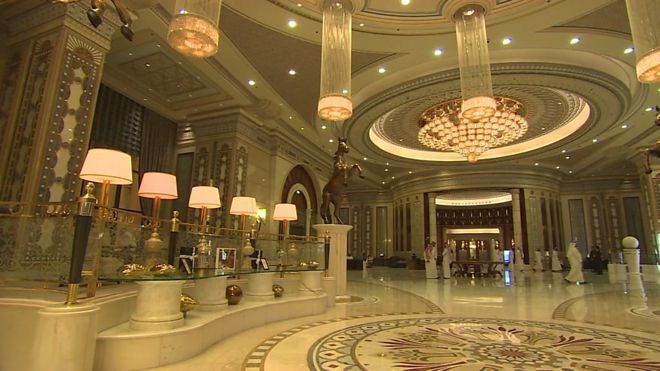 サウジアラビアで今月初めに始まった汚職容疑で、摘発された王族や閣僚、企業家たちの一部は、首都リヤドにあるホテル、リッツカールトンで身柄を拘束されているとみられている。BBCはメディアとして初めてホテル内の取材を許可された