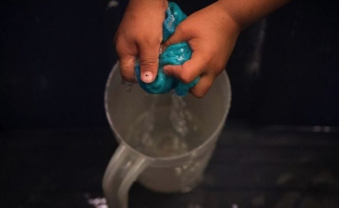 Гэри Ларсон моет руки в кастрюле с водой