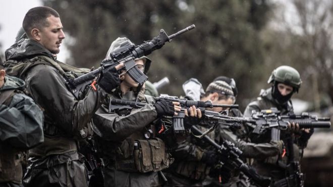 شوهد الجنود والدبابات ومدافع الهاوتزر والمركبات المدرعة الإسرائيلية مع استمرار التحرك العسكري الإسرائيلي على حدود غزة، في ناحال عوز، إسرائيل في 13 ديسمبر/ كانون الأول.