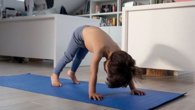 Niño haciendo yoga en casa
