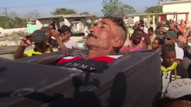 Un hombre en un ataúd