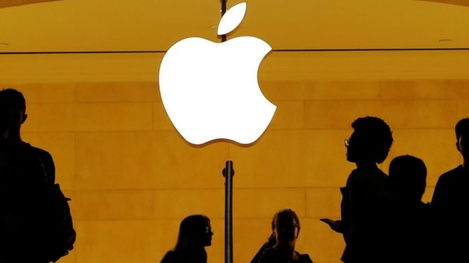 Imagem mostra a silhueta de homens e mulheres com a logo da Apple ao fundo