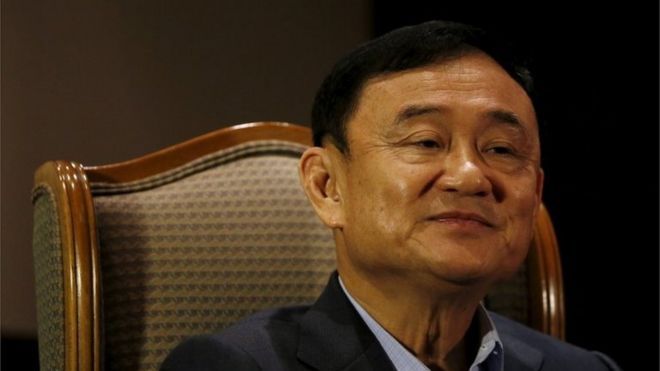Бывший премьер-министр Таиланда Таксин Шинаватра смотрит на то, как он разговаривает с Reuters во время интервью в Сингапуре 23 февраля 2016 года.