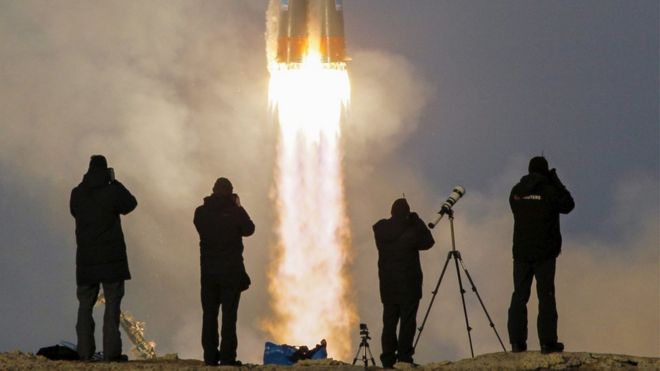 Фотографы фотографируют космический корабль "Союз ТМА-19М"